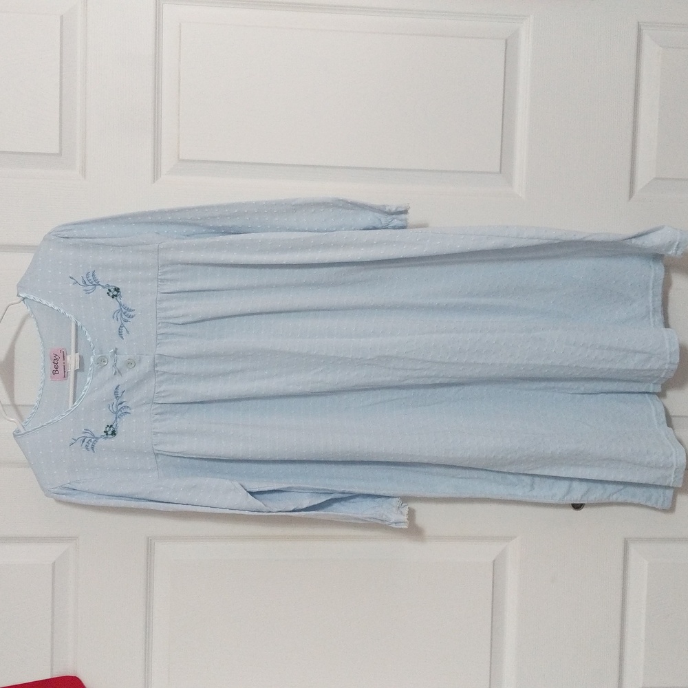 #34.NWOT Betsy Loungewear Baby Blue Color Night Gown. Size: Large